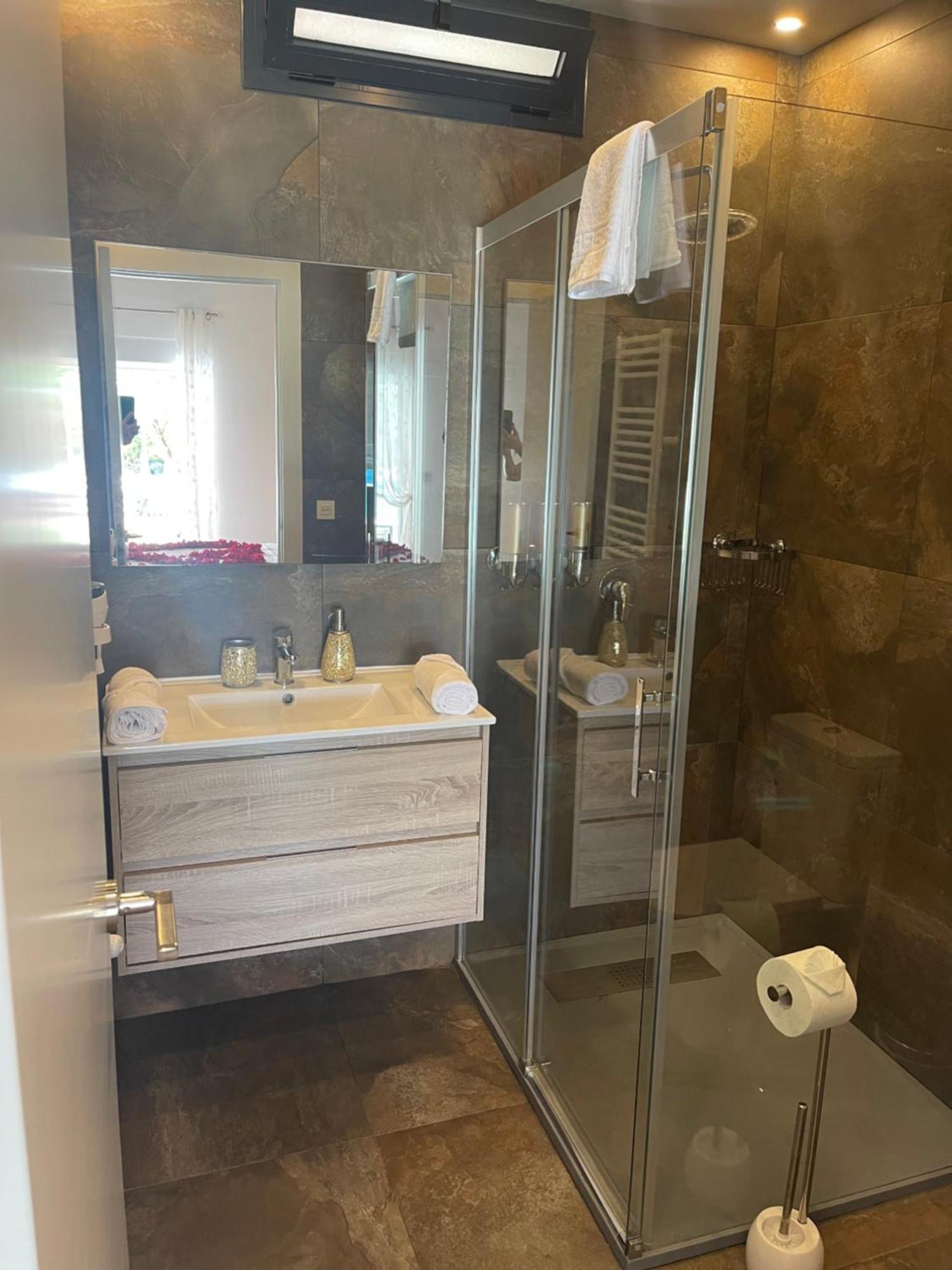 Suite Privada Frente A La Piscina Para 2 Personas Con Sofa Cama Para 2 Mas 4P No Es Casa Completa San Vicente Raspeig Exteriör bild