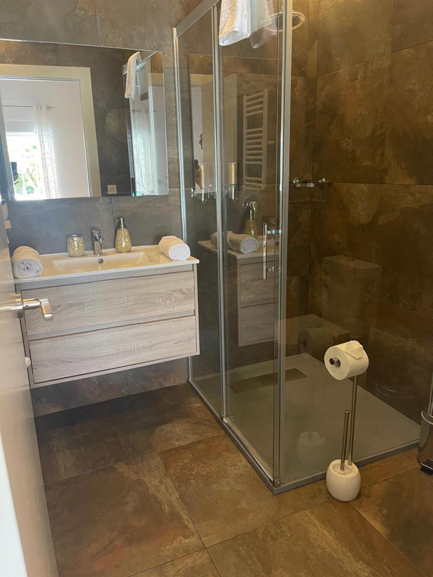Suite Privada Frente A La Piscina Para 2 Personas Con Sofa Cama Para 2 Mas 4P No Es Casa Completa San Vicente Raspeig Exteriör bild