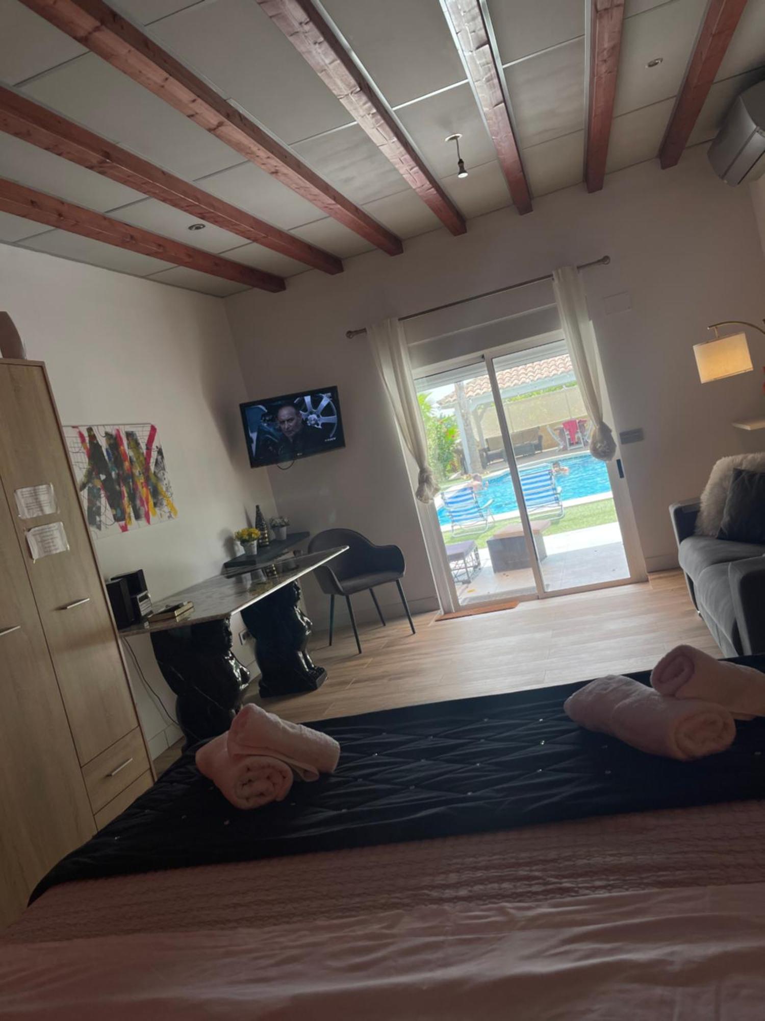 Suite Privada Frente A La Piscina Para 2 Personas Con Sofa Cama Para 2 Mas 4P No Es Casa Completa San Vicente Raspeig Exteriör bild
