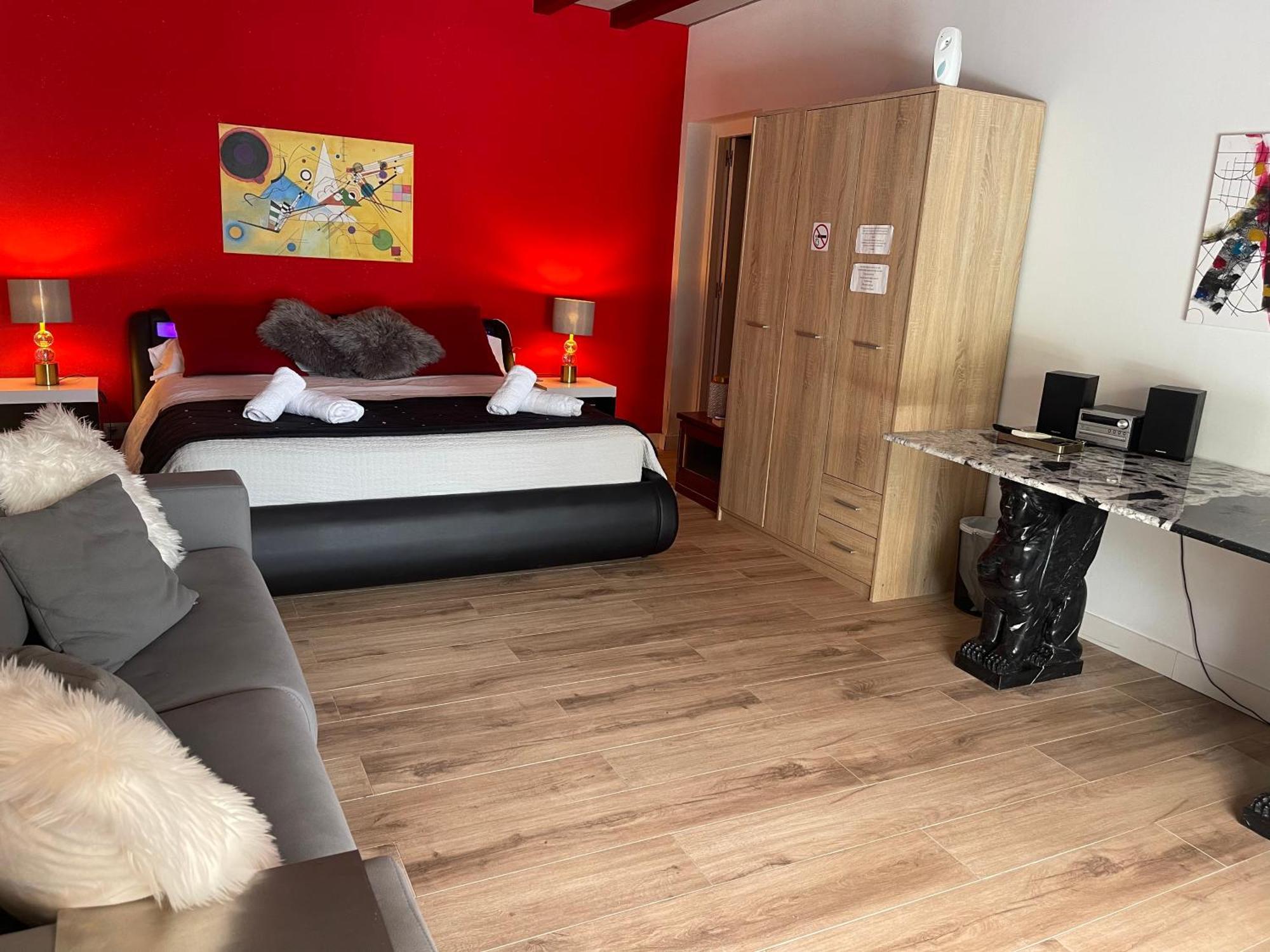 Suite Privada Frente A La Piscina Para 2 Personas Con Sofa Cama Para 2 Mas 4P No Es Casa Completa San Vicente Raspeig Exteriör bild